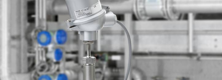 OPTITEMP thermometer in a plant OPTITEMP thermometer from KROHNE measures the process temperature in a plant.